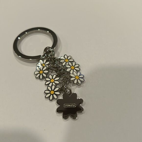 NWOT COACH Vintage White Daisy Flowers Enamel Purse Charm Keychain Fob - Picture 6 of 7